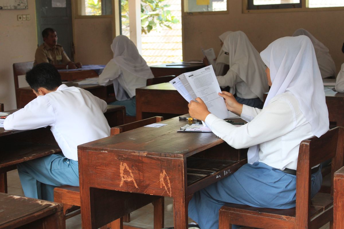 Ilustrasi siswa SMA mengerjakan UNKP. 