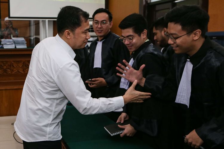 Terdakwa kasus perintangan proses penyidikan terkait pengusutan pembunuhan berencana Nofriansyah Yosua Hutabarat atau Brigadir J,  Arif Rachman Arifin usai menjalani sidang vonis di Pengadilan Negeri Jakarta Selatan, Kamis (23/2/2023). Majelis hakim menjatuhkan vonis 10 bulan penjara dan pidana denda Rp 10 juta subsider tiga bulan.