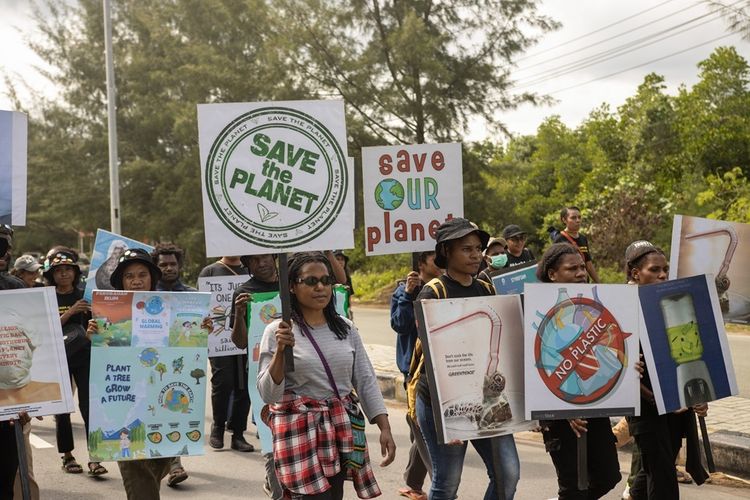 Salah satu rangkaian acara Aksi Muda Jaga Iklim (AMJI) 2024 berupa pawai bebas plastik di Jayapura, 