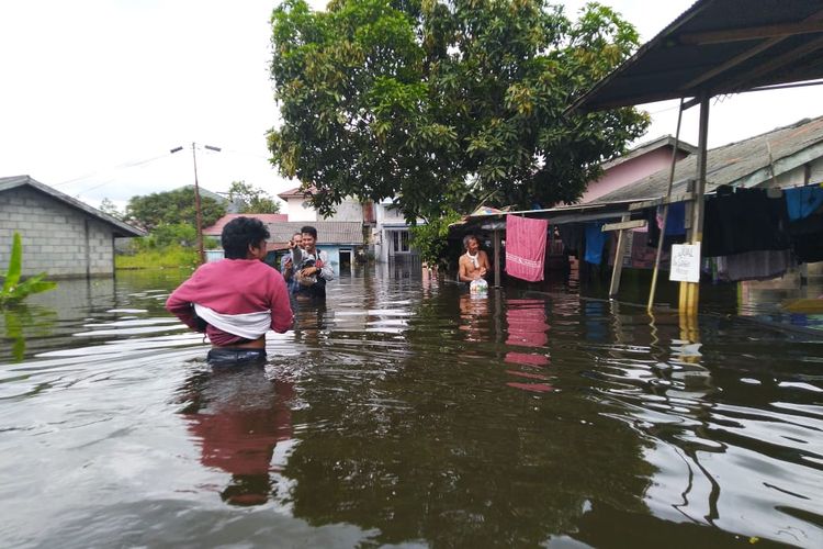 Banjir setinggi pinggang orang dewasa yang menggenangi ratusan rumah di kawasan Bengkuring Samarinda Kalimantan Timur, Rabu (15/1/2020).