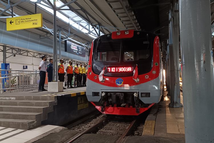 Commuter Line Solo-Yogyakarta di Stasiun Solo Balapan. Jadwal KRL Solo-Jogja pada 24-25 September 2022.