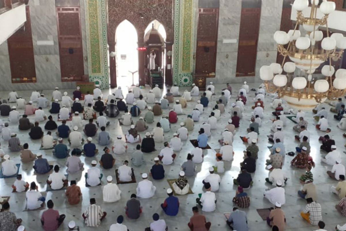 Shalat tarawih di masjid Agung Assyuhada Pamekasan sudah menerapkan physics distancing. Hal yang sama juga akan diberlakukan oleh takmir majid pada saat pelaksanaan shalat Idul Fitri.