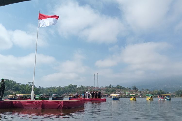 Bendera Merah Putih berkibar di tengah Situ Lengkong, Kecamatan Panjalu, kabupaten ciamis, sabtu (17/8/2024).