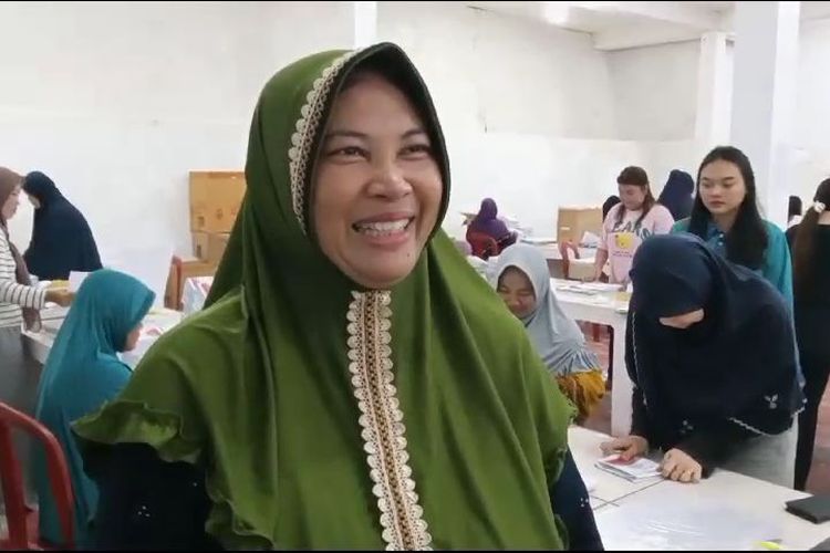 Ida Royani petugas sortir dan lipat surat suara di gudang logistik KPU Pangkalpinang, Kamis (4/1/2024).