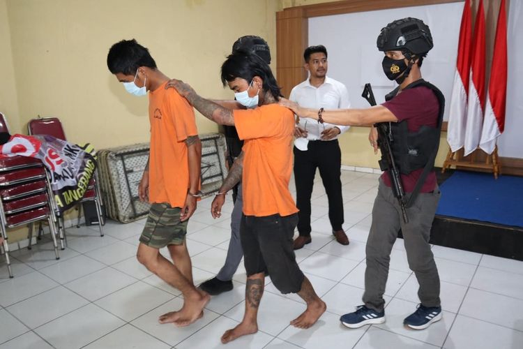 Dua warga Tangerang berinisial IU (29) dan MSW (21) ditangkap polisi setelah memalak sopir kontainer di Balaraja.