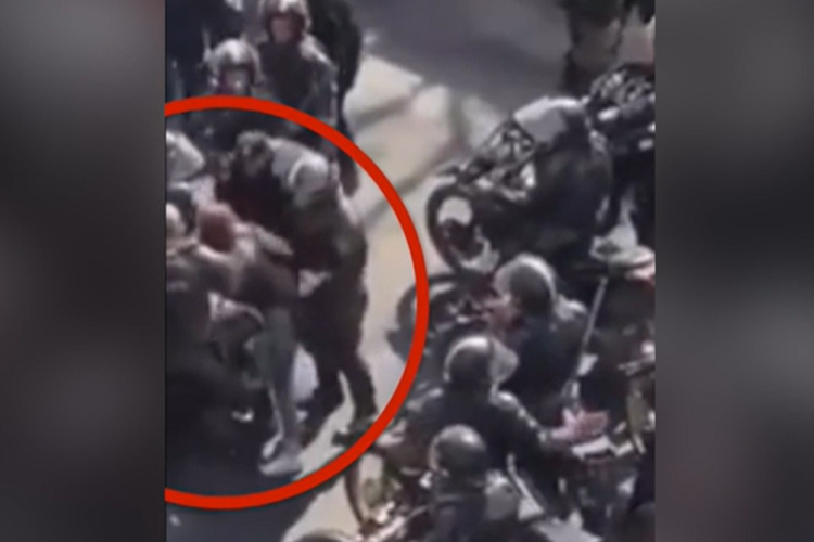 Video menunjukkan polisi Iran melakukan pelecehan seksual terhadap pengunjuk rasa wanita ketika mencoba menangkapnya.
