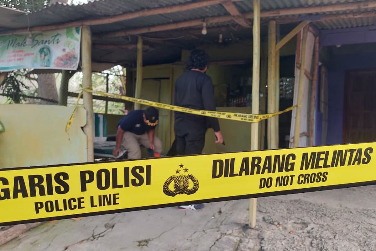 LOKASI PEMBUNUHAN—Inilah lokasi pembunuhan pemilik warung kopi bernama Sundari, warga Desa Tawangrejo, Kecamatan Gemarang, Kabupaten Madiun. Jasad korban ditemukan tewas dibunuh dengan sejumlah luka tusukan pada badannya di rumah kontrakannya di , Desa Pajaran, Kecamatan Saradan, Kabupaten Madiun, Jawa Timur, Kamis (16/10/2025)