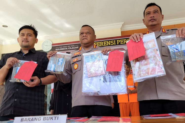 Ungkap kasus korupsi sewa ruko oleh kades di Mapolresta Cilacap, Jawa Tengah, Rabu (26/7/2023).