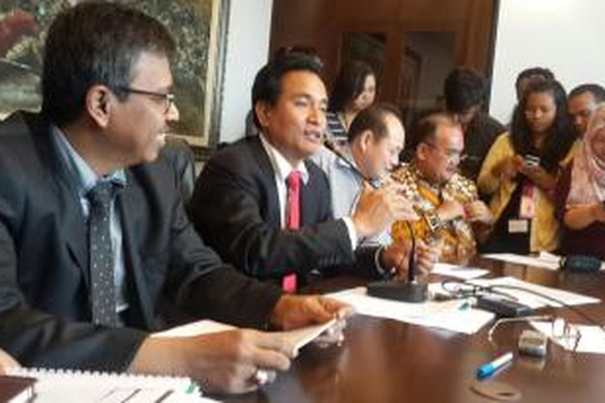 Kuasa Hukum PT Godang Tua Jaya dan PT Navigat Organic Energy Indonesia, Yusril Ihza Mahendra di kantornya, Jakarta Selatan, Selasa (3/11/2015).