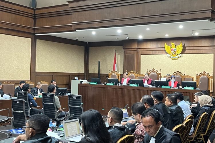 Pejabat Pembuat Komitmen (PPK) Badan Aksesibilitas Telekomunikasi dan Informasi (Bakti) Elvano Hatorangan dan mantan Direktur Infrastruktur Bakti Bambang Noegroho dalam sidang di Pengadilan Tindak Pidana Korupsi (Tipikor) pada Pengadilan Negeri (PN) Jakarta Pusat, Kamis (10/8/2023). Keduanya menjadi saksi dalam sidang perkara dugaan korupsi proyek penyediaan menara base transceiver station (BTS) 4G dan infrastruktur pendukung 1, 2, 3, 4 dan 5.