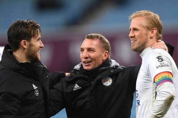 Brendan Rodgers, Manajer Leicester City merayakan dengan Ben Chilwell dan Kasper Schmeichel setelah kemenangan tim mereka