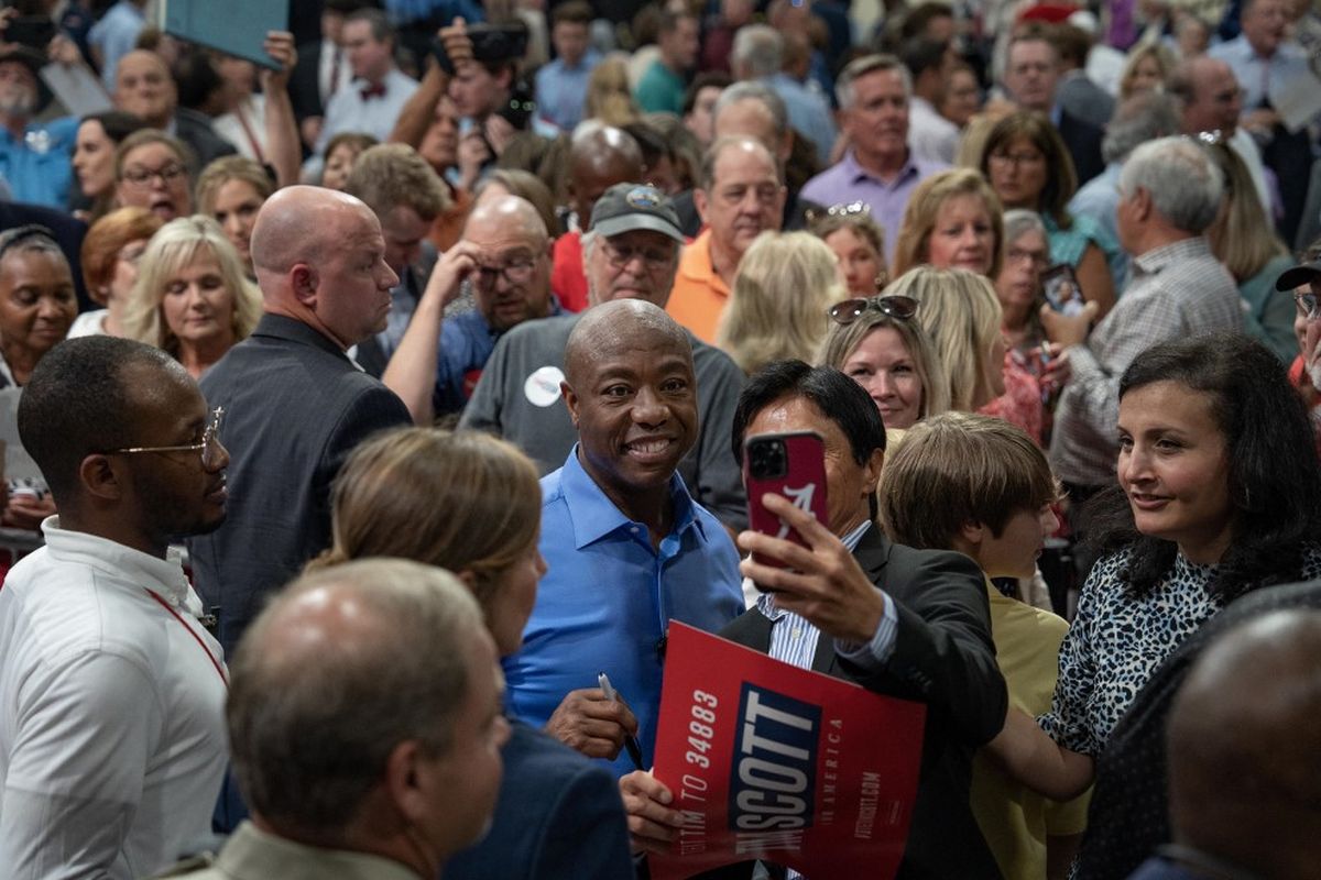 Senator AS Tim Scott (R-SC) berfoto dengan para pendukung setelah dia mengumumkan pencalonannya untuk pencalonan presiden dari Partai Republik 2024 pada acara kampanye pada 22 Mei 2023 di North Charleston, Carolina Selatan. Scott, yang merupakan anggota peringkat Komite Urusan Perbankan, Perumahan, dan Perkotaan Senat, bergabung dengan 5 Republikan lainnya yang saat ini mencalonkan diri dalam pemilihan Presiden 2024.