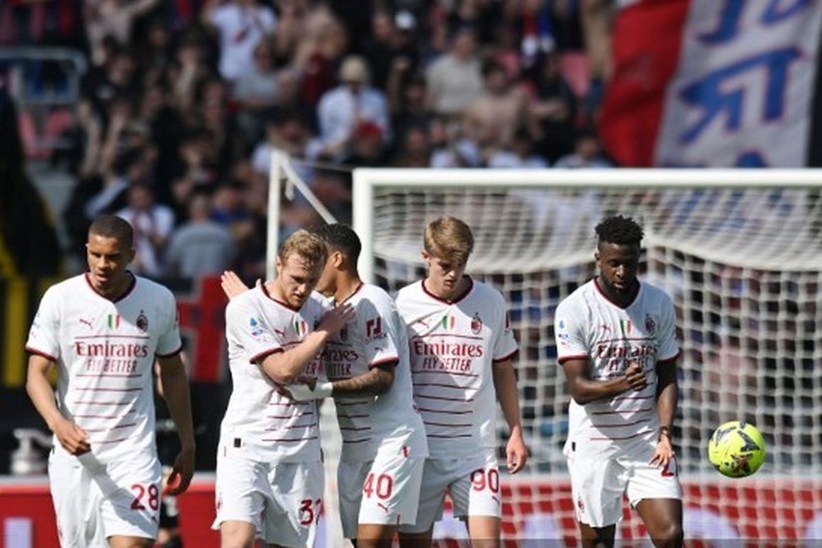 Para pemain AC Milan merayakan gol Tommaso Pobega ke gawang Bologna pada laga pekan ke-30 Liga Italia 2022-2023 di Stadion Renato Dall'Ara, Sabtu (15/4/2023).