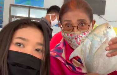 Kiky Saputri bersama mantan Menteri Kelautan dan Perikanan, Susi Pudjiastuti