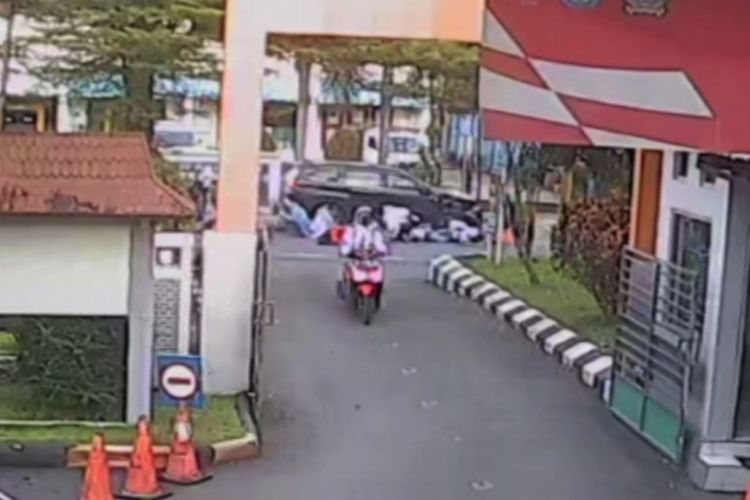 Tangkapan layar CCTV yang memperlihatkan sekumpulan siswi yang hendak menyeberang terjatuh akibat tersenggol mobil yang terlibat kecelakaan di depan SMN Negeri 1 Banyumas, Jawa Tengah, Senin (19/9/2022).