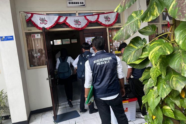 Petugas Ditreskrimsus Polda DIY seusai melakukan Penggeledahan di Dinas Pendidikan Gunungkidul, Senin (23/6/2025)