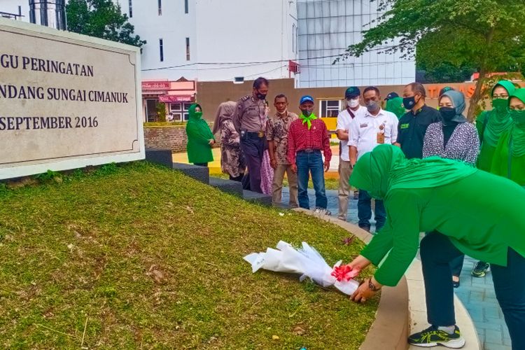 Ketua Persit Kartika Candra Kirana DAM III Siliwangi Evi Agus Subianto menabur bunga di tugu peringatan Banjir Bandang Cimanuk saat mengunjungi Teras Cimanuk, Rabu ,(26/01/2022)