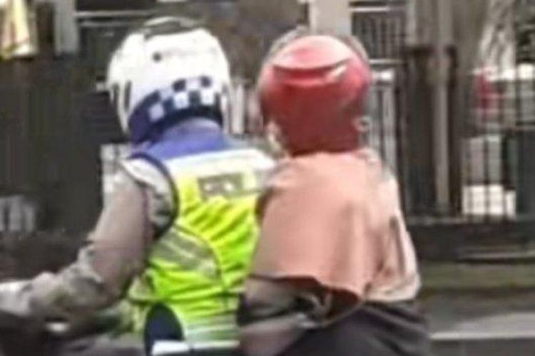 Anggota Polantas Polres Tasikmalaya Kota membawa jalan-jalan seorang ibu hamil karena mengidam ingin naik motor bersama polisi, Minggu (28/5/2023) sore 