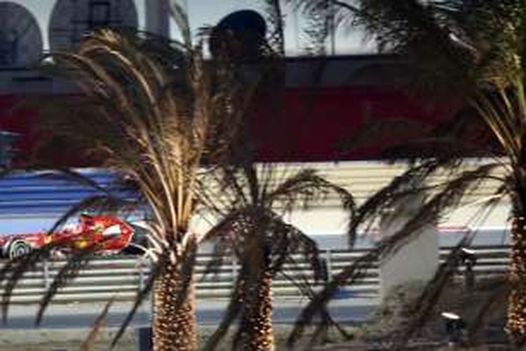 Pebalap Scuderia Ferrari asal Finlandia, Kimi Raikkonen, memacu mobilnya pada sesi kualifikasi GP Bahrain di Sirkuit Internasional Bahrain, Sabtu (5/4/2014).