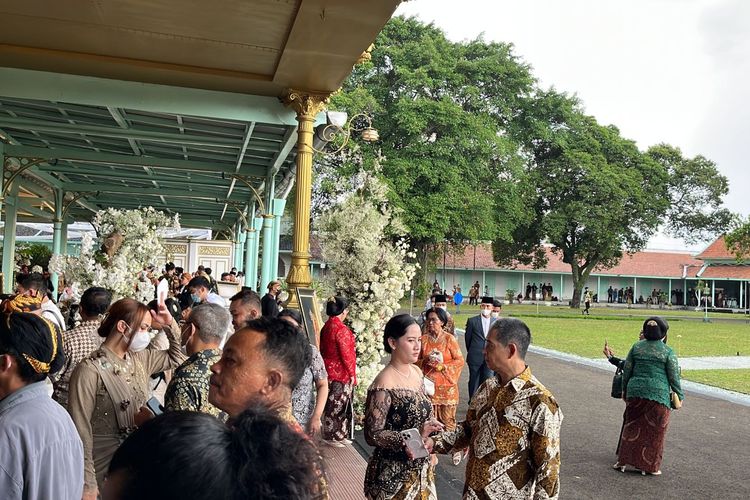 Suasana depan area Pura Mangkunegaran, Solo, tempat digelarnya resepsi pernikahan Kaesang-Erina