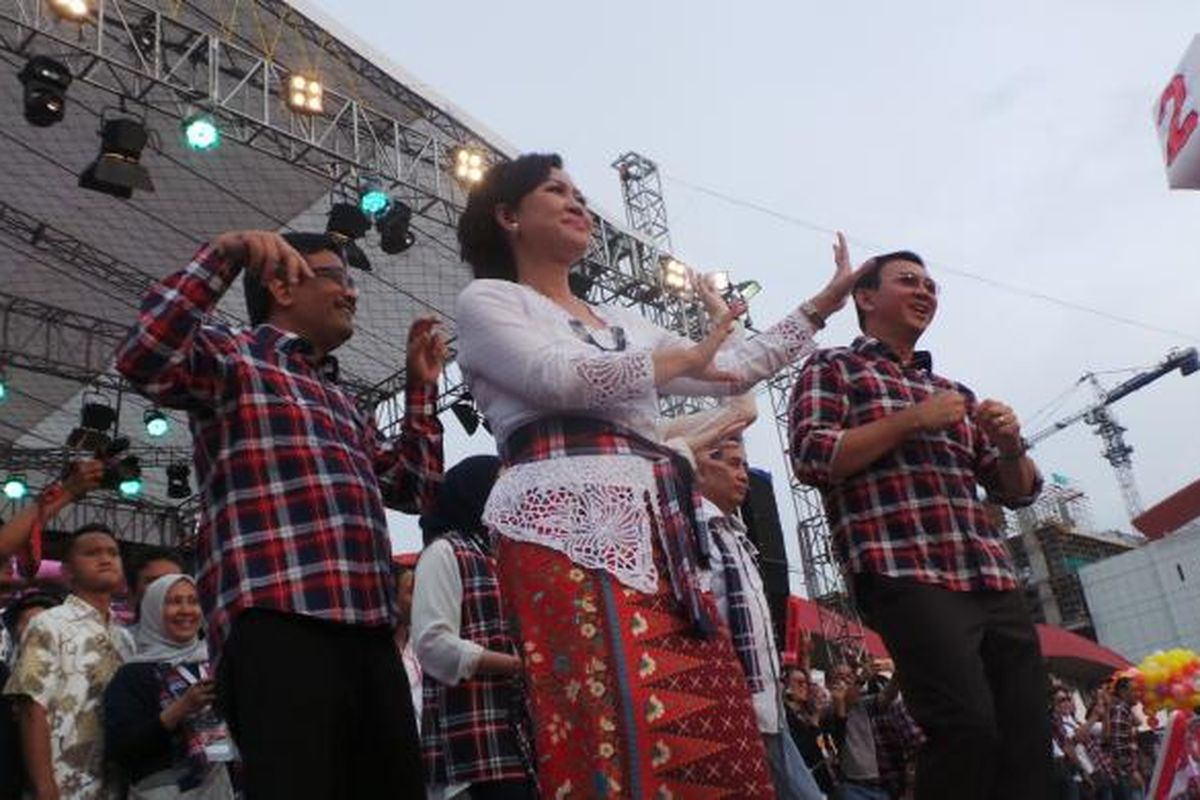 Pasangan calon gubernur-wakil gubernur DKI Jakarta Basuki Tjahaja Purnama-Djarot Saiful Hidayat dan para istri flashmob Hip-Hip Hura, di kawasan Kemayoran, Jakarta Pusat, Sabtu (11/2/2017).