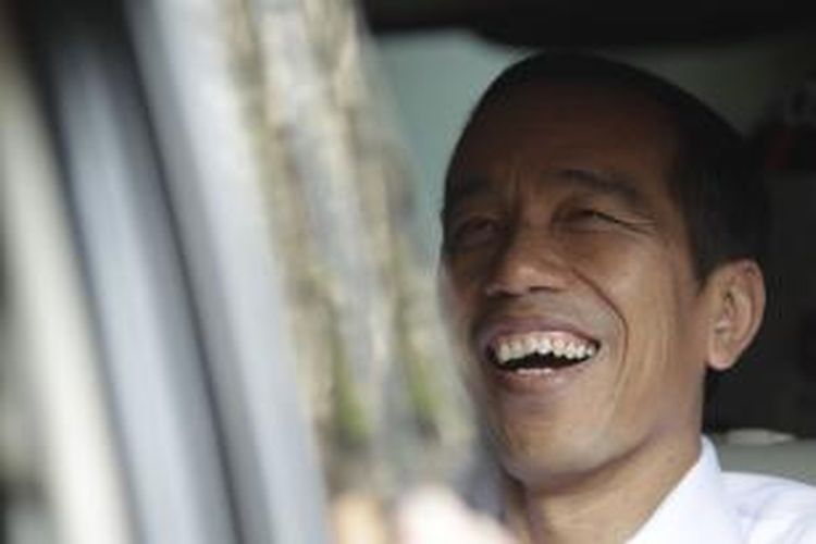 Presiden terpilih Joko Widodo seusai meresmikan kantor transisi di Jalan Situbondo, Menteng, Jakarta, Senin (4/8/2014). Kantor berwujud rumah itu akan menjadi tempat untuk mempersiapkan jalannya pemerintahan hingga pelantikan presiden, termasuk membahas pembentukan kabinet dan APBN 2015.