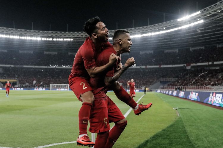 Pesepak bola timnas Indonesia, Alberto Goncalves melakukan selebrasi usai mencetak gol ke gawang timnas Malaysia saat pertandingan Kualifikasi Piala Dunia 2022 Grup G Zona Asia di Stadion Gelora Bung Karno, Senayan, Jakarta, Kamis (5/9/2019). Tim nasional Indonesia menelan kekalahan dari Malaysia dengan skor 2-3.