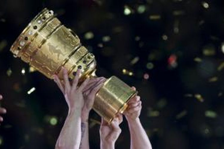 Trofi DFB Pokal. 