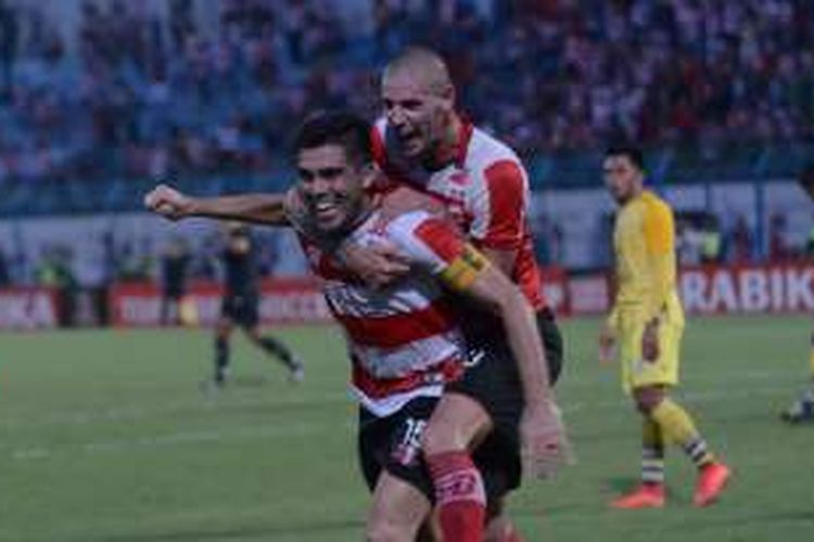 Fabiano Beltrame dan Dane Milovanovic merayakan gol ke gawang Gersik United dalam lanjutan pertandingan TSC di Stadion Gelora Bangkalan (SGB) Jumat (4/11/2016).