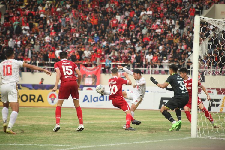 Pemain PSM Makassar Kenzo Nambu saat mencetak gol dalam pertandingan Persis vs PSM pada pekan ke-11 Liga 1 2022-2023 di Stadion Manahan, Solo, Kamis (29/9/2022). 