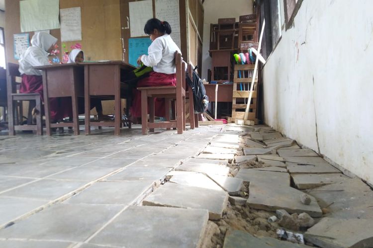 Kondisi ruang sekolah rusak. Lantai terkelupas dari susunannya di SD Filial 04 Samarinda Utara, Kalimantan Timur, Selasa (12/11/2019). 