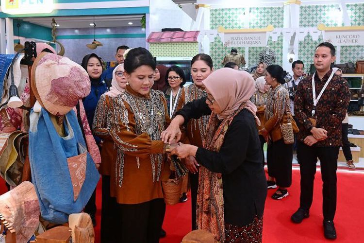 Ibu Iriana Jokowi membeli batik dan gelang di gerai mitra binaan Pertamina.