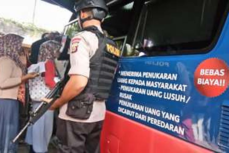 penukaran uang pecahan jelang mudik lebaran di Lapangan Puputan Denpasar,Rabu(22/6/2016)
