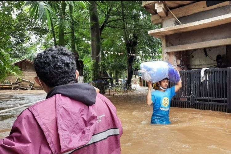 Hujan yang mengguyur wilayah DKI Jakarta sejak Jumat (18/2/2021) dini hari membuat Kelurahan Cipinang Melayu, Jakarta Timur, tergenang banjir.