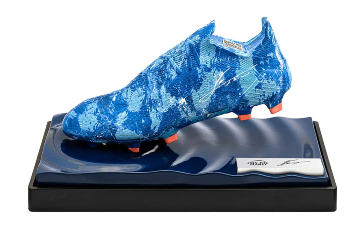 Patung sepatu kiri kolaborasi Lionel Messi dan Join The Planet. 