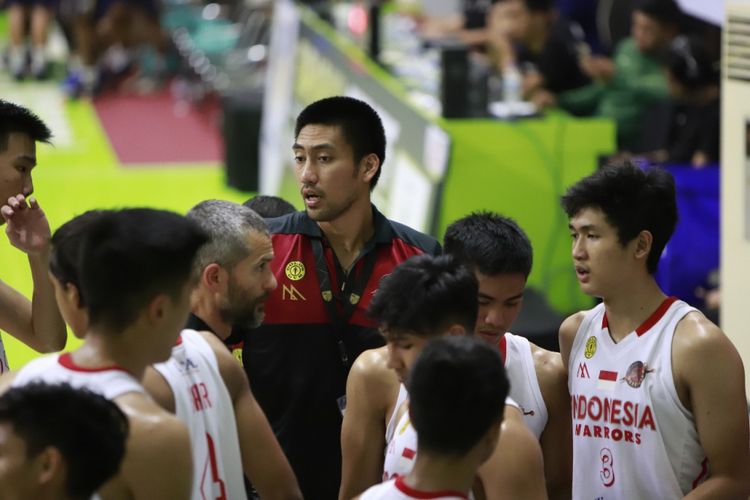 Eks pebasket nasional, Christian Ronaldo Sitepu (kaos merah-hitam), terlihat membantu pelatih kepala timnas Indonesia U-18, Dusan Ignatov, pada laga ekshibisi IBL Pertamax 2018-2019 di GOR Pacific, Surabaya, Jawa Timur, Sabtu (2/2/2019).