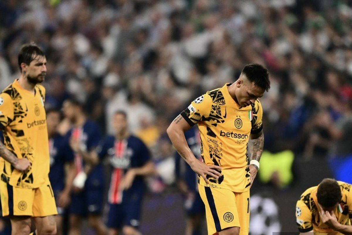 Kapten Inter Milan, Lautaro Martinez, tertunduk lesu usai laga final Liga Champions 2024-2025 antara PSG vs Inter Milan di Stadion Allianz Arena, Muenchen, 31 Mei 2025. (Photo by Marco BERTORELLO / AFP)