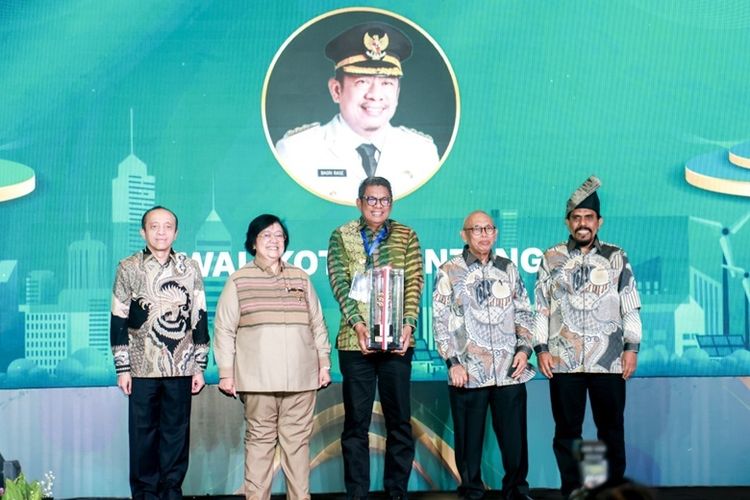 Wali Kota Bontang Basri Rase dan Ketua DPRD Kota Bontang Andi Faizal Sofyan Hasdam kembali mendapat penghargaan Green Leadership Nirwasita Tantra 2023. 