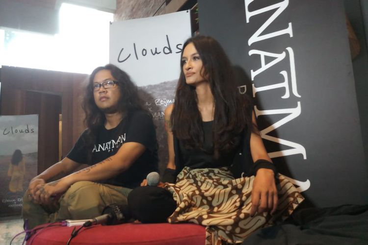 Penyanyi Rebecca Reijman (kanan) dan sutradara klip video Mahatma Putra pada peluncuran singelnya, Clouds, di kediamannya di Ciganjur, Jakarta Selatan, Rabu (20/11/2019).
