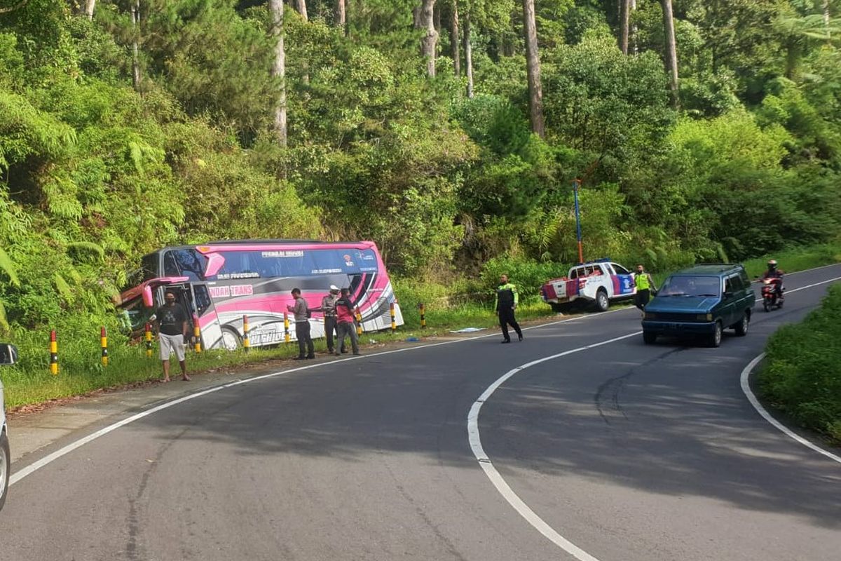 Rem blong, sopir bus rombongan wisata ke Telaga Sarangan memilih mengahntam tebing. Bus tiba tiba mengalami rem blong saat berada di tikungan tajam dan turunan curam. Tidak ada korban jiwa dalam kecelakaan tersebut.