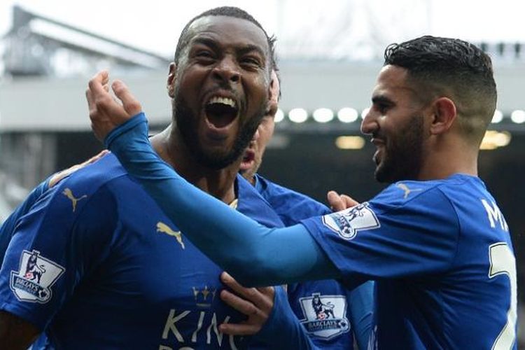 Bek Leicester City, Wes Morgan (kiri), merayakan gol ke gawang Manchester United, dalam lanjutan Premier League di Stadion Old Trafford, Minggu (1/5/2016).