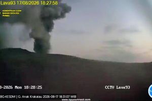 Gunung Anak Krakatau Erupsi 7 Kali dari Sore hingga Malam, Kolom Abu Membubung 400 Meter