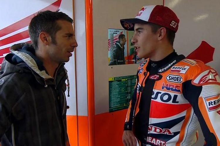 Pebalap Superbike asal Italia, Marco Melandri (kiri), berbicara dengan pebalap Repsol Honda asal Spanyol, Marc Marquez, pada sesi latihan bebas kedua GP San Marino di Sirkuit Misano, Jumat (12/9/2014).