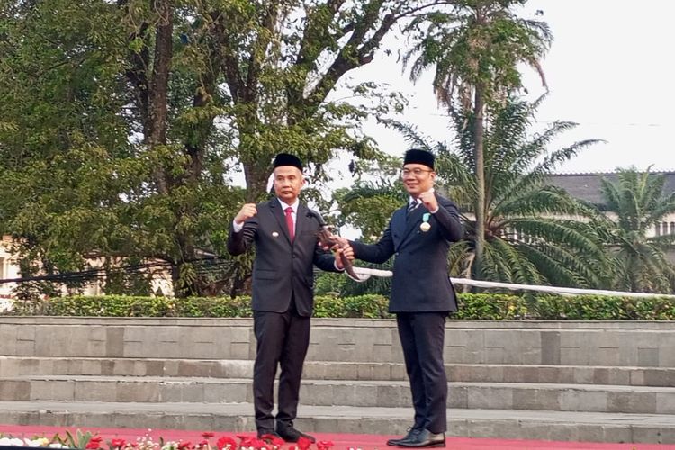 Ridwan Kamil menyerahkan Kujang Pusaka simbol pengalihan kewenangan dan kekuasaan kepada Pj Gubernur Jabar Bey Machmudin di Lapangan Gasibu, Kota Bandung, Selasa (5/9/2023).