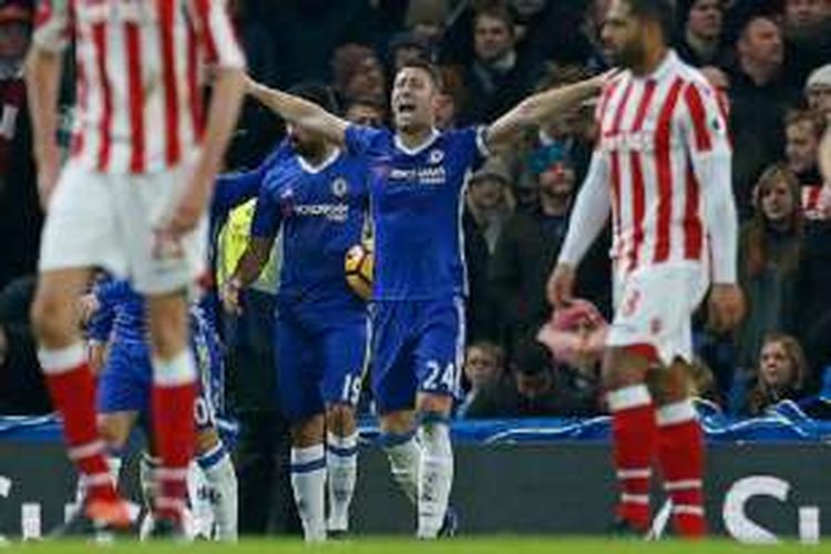Gary Cahill merayakan gol Chelsea ke gawang Stoke City pada pertandingan Premier League di Stamford Bridge, Sabtu (31/12/2016). 