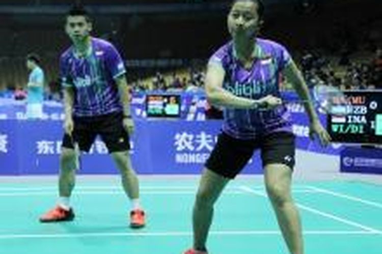 Pasangan ganda campura Indonesia, Riky Widianto/Richi Puspita Dili, bertahan dari serangan ganda Uzbekistan, Amrullo Bakhshullaev/Valeriya Mushtakova, pada babak pertama Kejuaraan Asia di Wuhan, Selasa (21/4/2015). Ricky/Richi menang 21-4, 21-2.