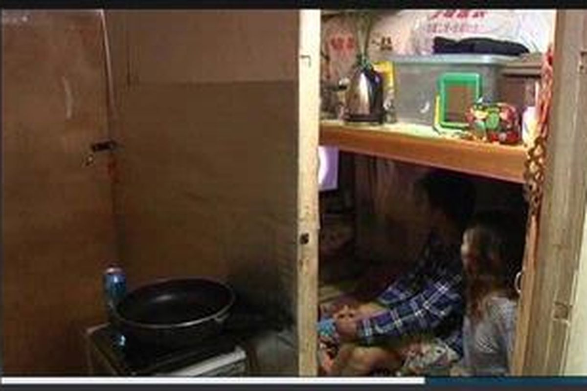 Penduduk miskin Hong Kong menempati ruang-ruang kecil dalam gedung-gedung pabrik yang secara ilegal telah dialihfungsikan sebagai tempat tinggal.