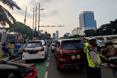 Massa Sopir Taksi Online Tutup Nopol Mobil Saat Demo di DPR agar Tak Kena Tilang Elektronik