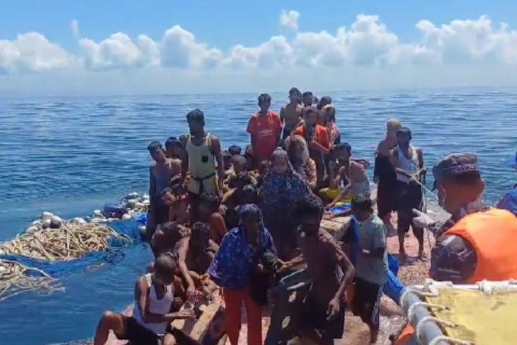Basarnas Aceh dan tim SAR gabungan menemukan pengungsi Rohingya yang terombang-ambing dilaut karena kapal yang mereka tumpangi bocor dan terbalik. Para pengungsi Rohingya ini dibawa ke Pelabuhan Jetty, Ujung Kareung, Meulaboh, Kamis (21/3/2024).