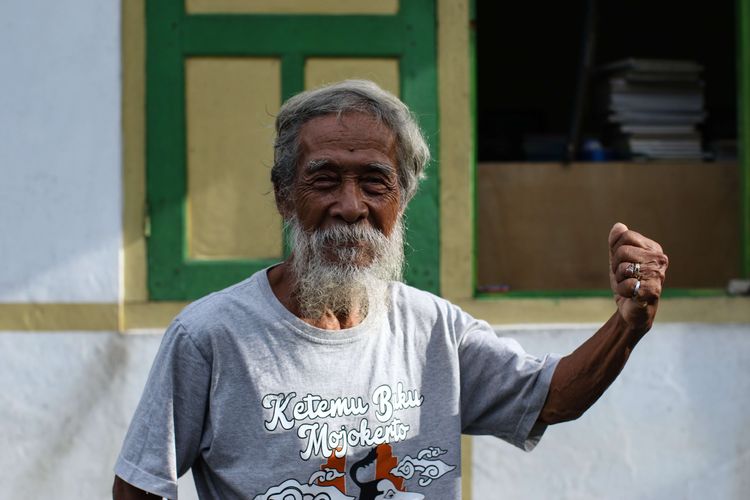 Penulis, Soesilo Toer saat ditemui di rumahnya di Blora, Jawa Tengah, Senin (5/4/2021). Ia mendirikan perpustakaan PATABA (Pramoedya Ananta Toer Anak Semua Bangsa ) terinspirasi dari keinginan sang kakak yang ingin mengembangkan literasi di Blora.